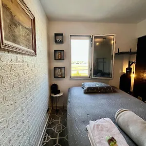  Quarto em Acomodações Particulares Quarto E Banheiro Privativos, Em Apto Com O Host A 5 Min Ape Do Aero Congonhas